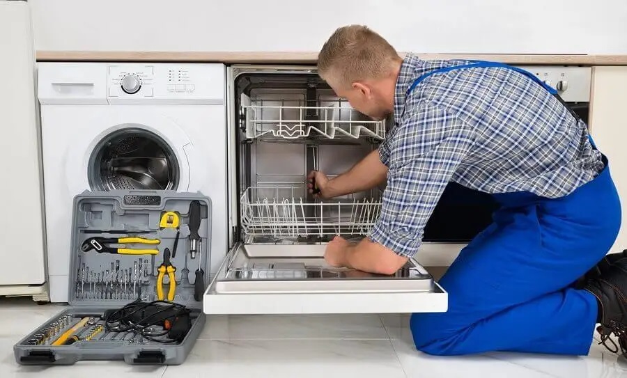 Karapürçek Midea servisi teknisyen ekibi beyaz eşya tamiri yaparken
